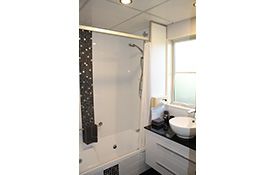 1-bedroom spa unit bathroom